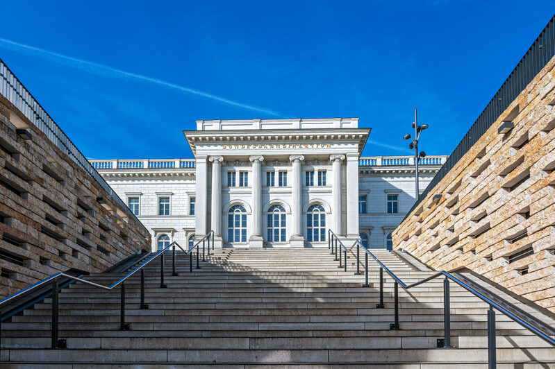 Bundesbahndirektion Frontansicht mit Treppe
