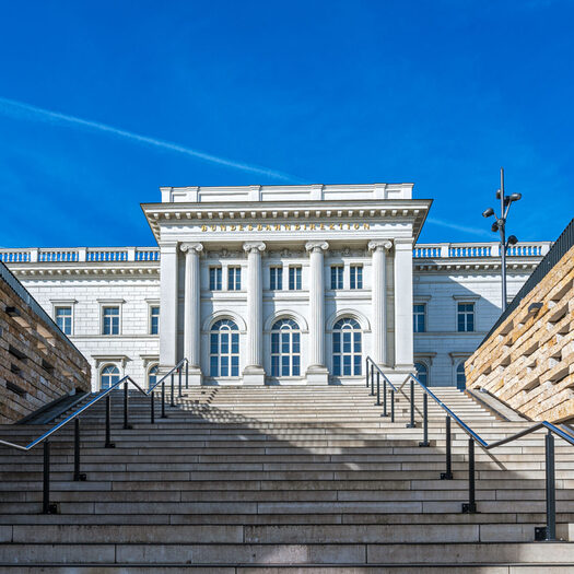 Bundesbahndirektion Frontansicht mit Treppe