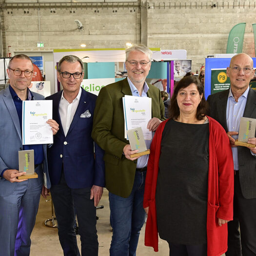 Gruppenbild mit den Preisträgern des Fair-eingestellt-Awards und Vertretenden des Jobcenters