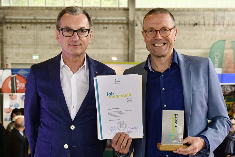 Von links Herr Dr. Kletzander und Oberbürgermeister Schneidewind mit dem Fair-eingestellt-Award