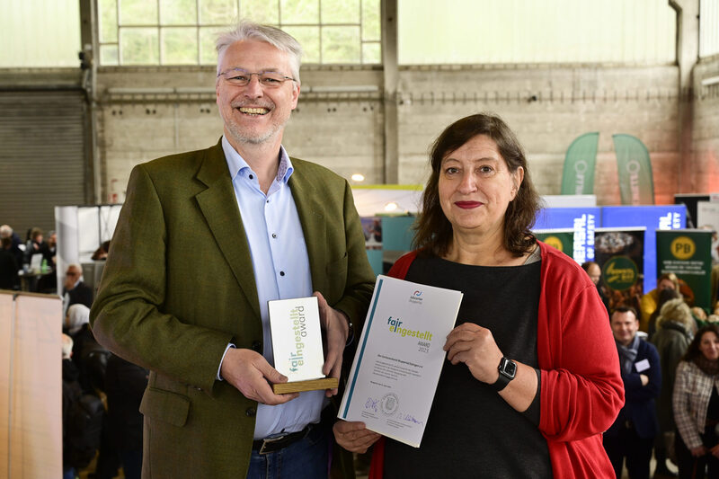 Von links Herr Dr. Kues und Frau Thrien mit dem Fair-eingestellt-Award