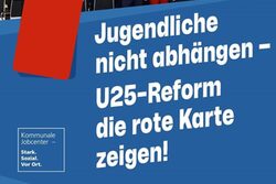Jugendliche nciht abhängen - U25-Reform die rote Karte zeigen. Rote Karte und das Logo der Kommunalen Jobcenter - Stark. Sozial. Vor Ort.
