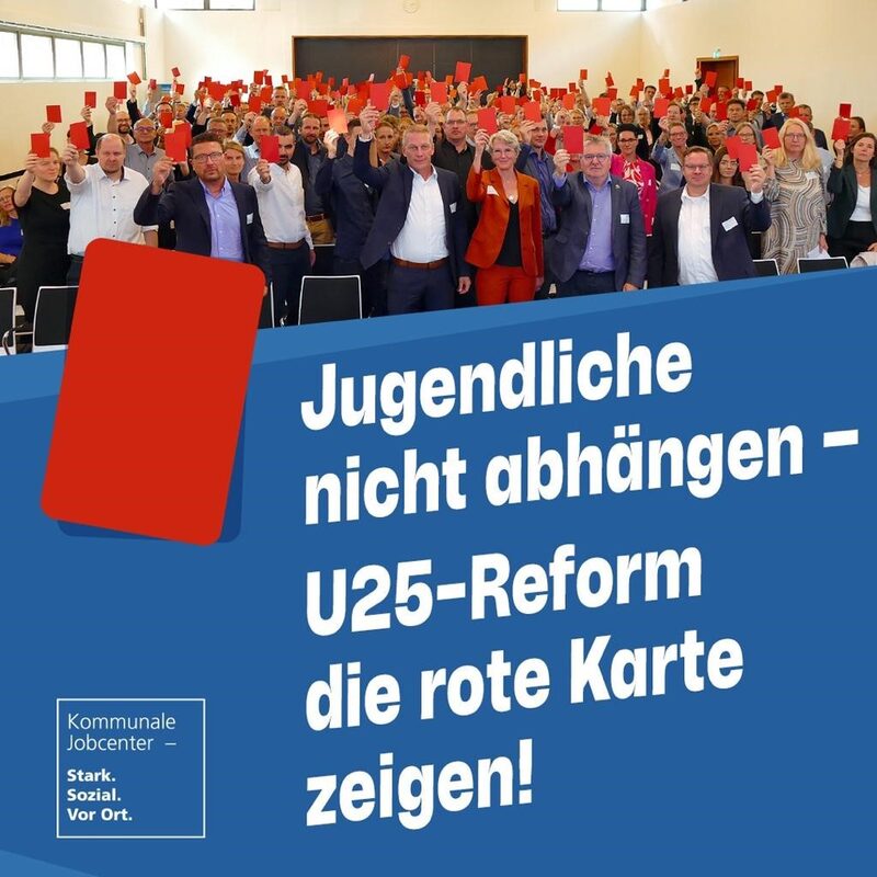 Jugendliche nciht abhängen - U25-Reform die rote Karte zeigen. Rote Karte und das Logo der Kommunalen Jobcenter - Stark. Sozial. Vor Ort.